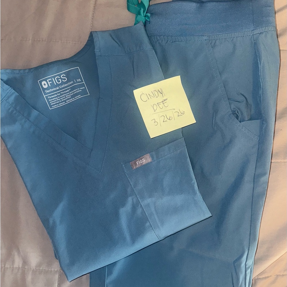 FIGS XS women’s cool Blue Scrub set